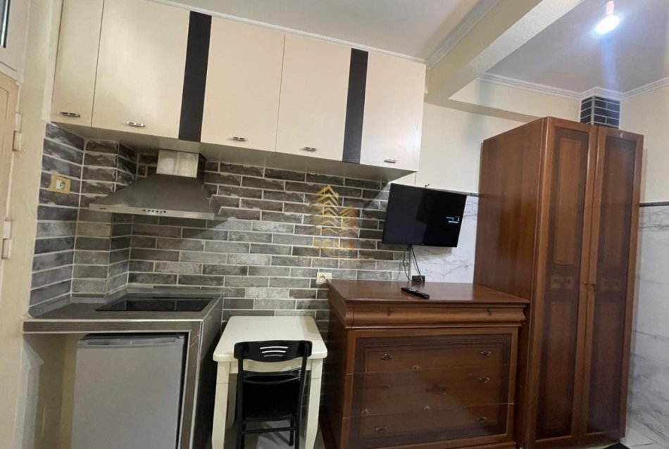 Tirane, jepet me qera garsonier 1+1 Kati 1, 35 m² 330 € (Rruga Gjon Mili)
