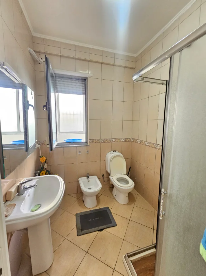 Shkembi Kavajes, jepet me qera apartament 2+1+Aneks+Ballkon Kati 1, 90 m² 350 € 