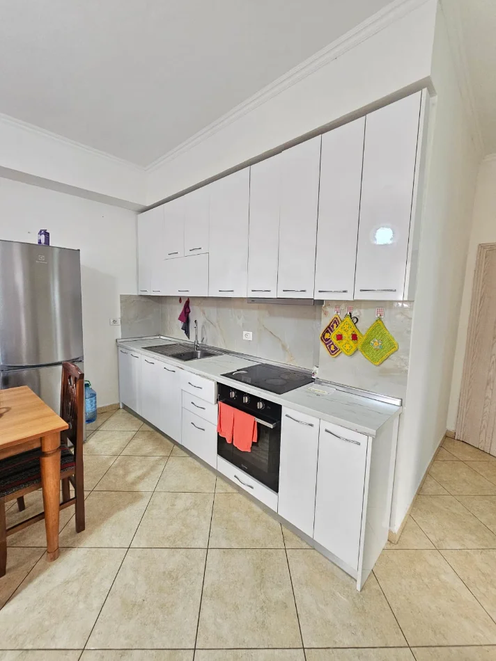 Shkembi Kavajes, jepet me qera apartament 2+1+Aneks+Ballkon Kati 1, 90 m² 350 € 