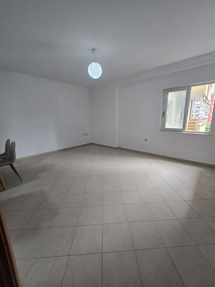 Tirane, jepet me qera apartament 3+1+Ballkon Kati 3, 145 m² 700 € (RRUGA JORDAN MISJA, TEK SUPERMARKET VIVA)