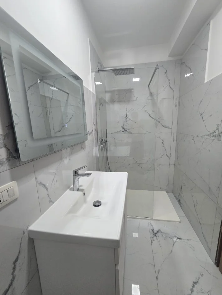 Tirane, jepet me qera apartament 3+1+Ballkon Kati 3, 145 m² 700 € (RRUGA JORDAN MISJA, TEK SUPERMARKET VIVA)