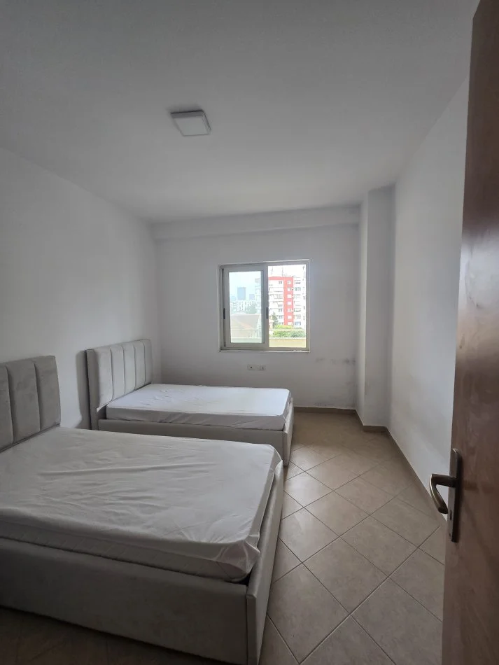 Tirane, jepet me qera apartament 3+1+Ballkon Kati 3, 145 m² 700 € (RRUGA JORDAN MISJA, TEK SUPERMARKET VIVA)