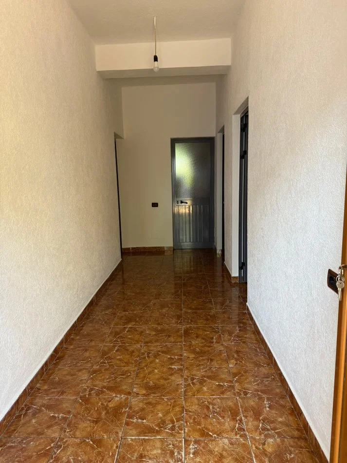 Tirane, jepet me qera apartament 2+1+Ballkon Kati 0, 400 € (Rruga Azem Galica)