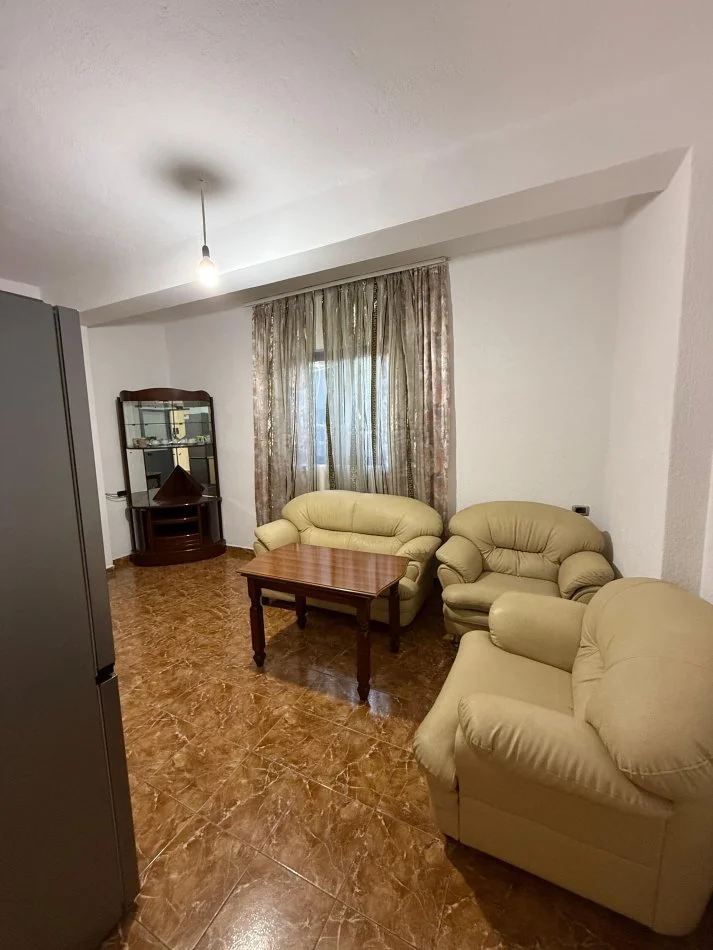 Tirane, jepet me qera apartament 2+1+Ballkon Kati 0, 400 € (Rruga Azem Galica)