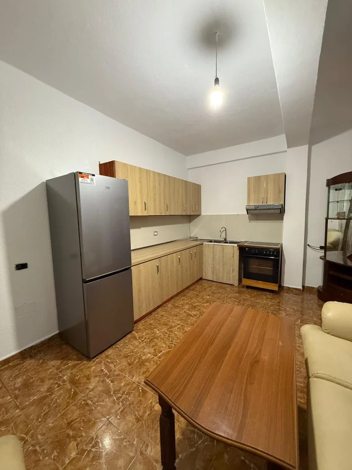 Tirane, jepet me qera apartament 2+1+Ballkon Kati 0, 400 € (Rruga Azem Galica)