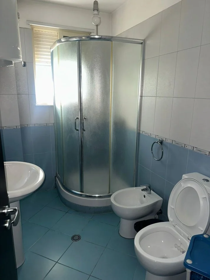 Tirane, jepet me qera apartament 2+1+Ballkon Kati 2, 400 €