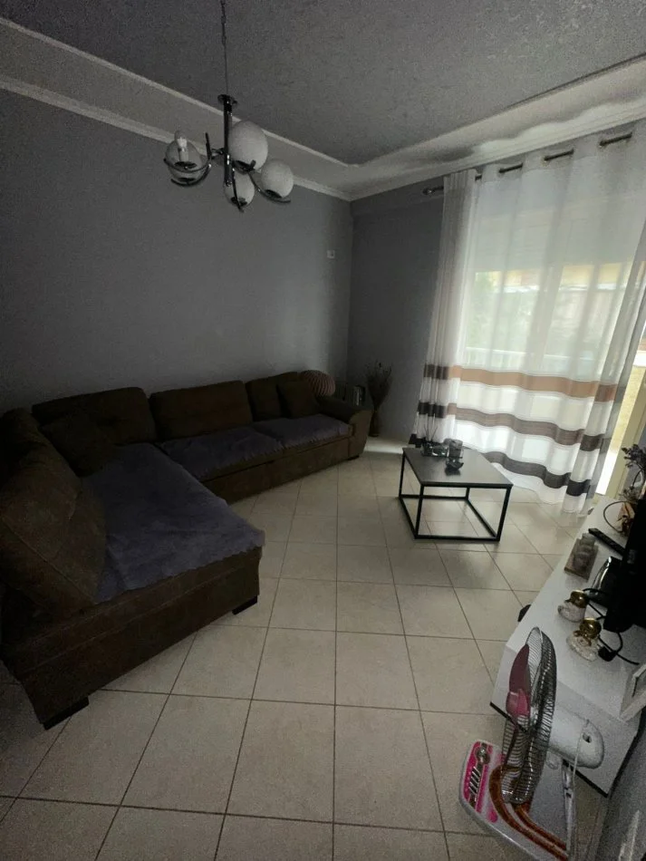 Tirane, jepet me qera apartament 2+1+Ballkon Kati 2, 400 €
