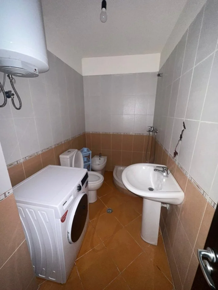 Tirane, jepet me qera apartament 2+1+Ballkon Kati 2, 400 €