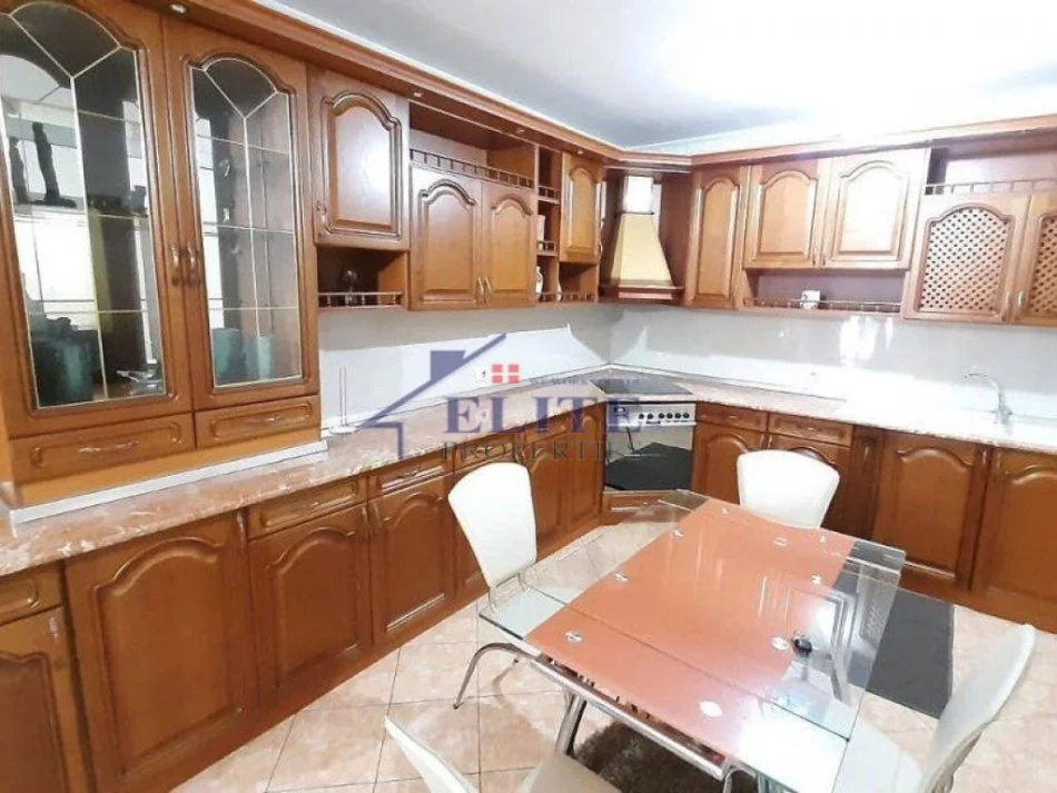 Tirane, jepet me qera apartament 2+1+Ballkon Kati 3, 115 m² 730 € 