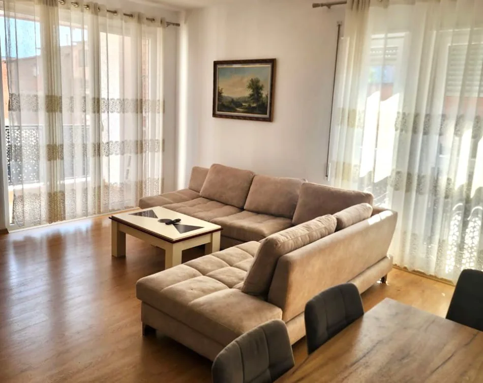 Me Qera: 🏡 2+1+2wc 📍Prane QSUT - Kt 2 - Pllt. I Ri - 70.000 Leke/Muaj 🔥