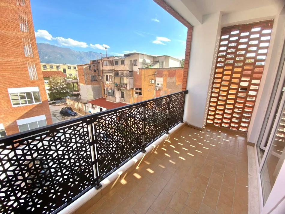Me Qera: 🏡 2+1+2wc 📍Prane QSUT - Kt 2 - Pllt. I Ri - 70.000 Leke/Muaj 🔥