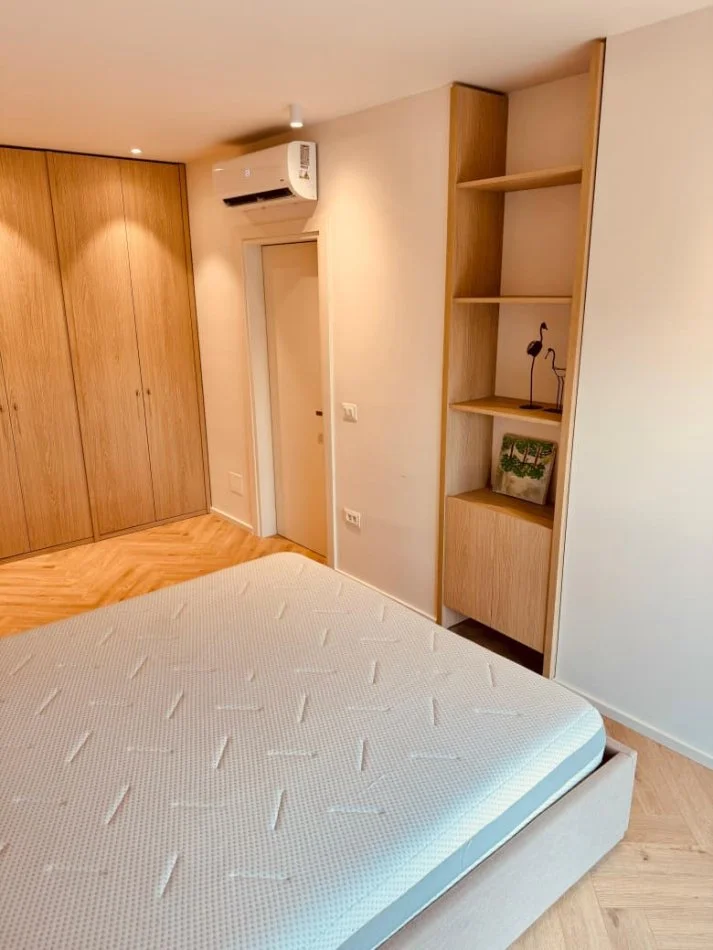 Tirane, jepet me qera apartament 2+1+Ballkon Kati 4, 95 m² (shkolla e kuqe)