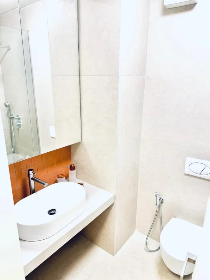 Tirane, jepet me qera apartament 2+1+Ballkon Kati 4, 95 m² (shkolla e kuqe)