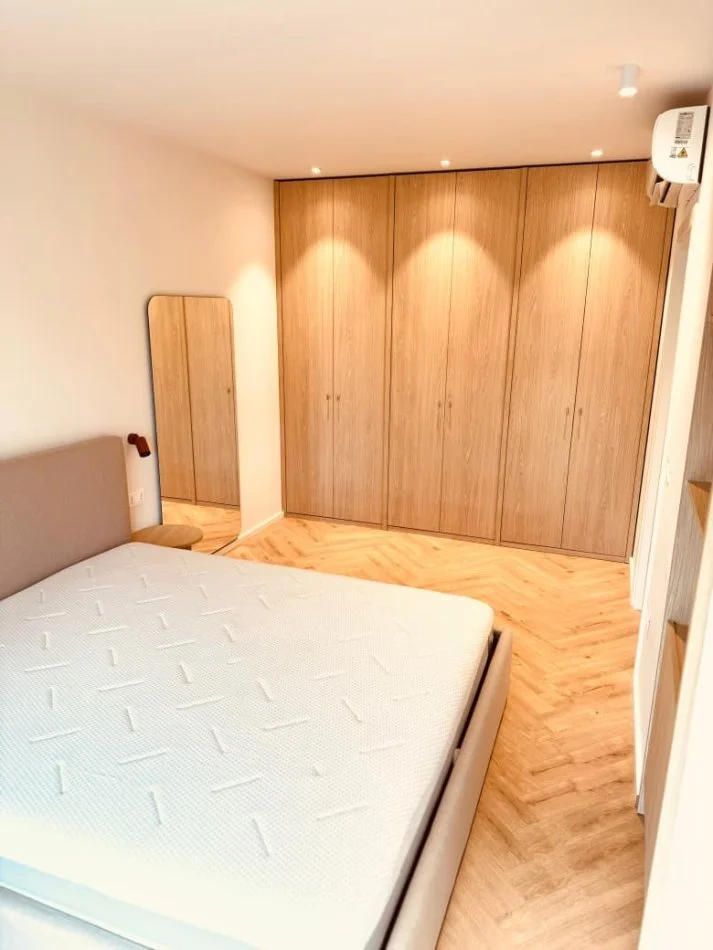 Tirane, jepet me qera apartament 2+1+Ballkon Kati 4, 95 m² (shkolla e kuqe)