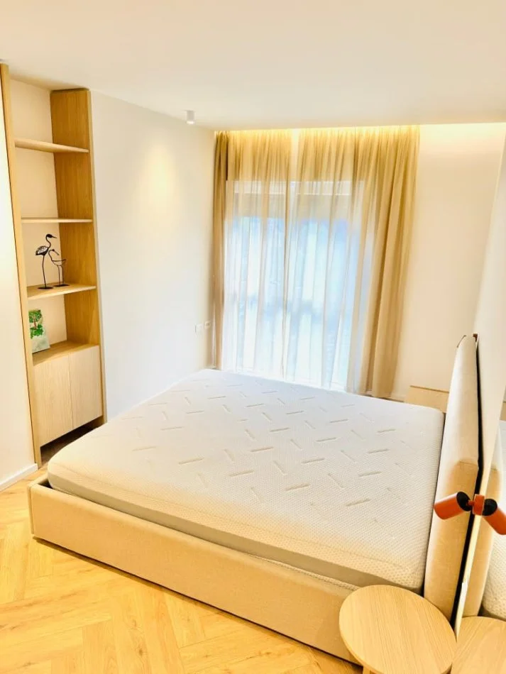 Tirane, jepet me qera apartament 2+1+Ballkon Kati 4, 95 m² (shkolla e kuqe)