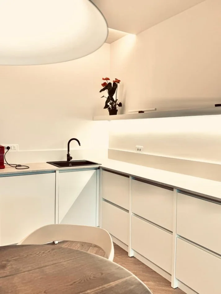 Tirane, jepet me qera apartament 2+1+Ballkon Kati 4, 95 m² (shkolla e kuqe)