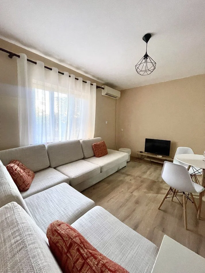 Tirane, jepet me qera apartament 2+1 Kati 3, 85 m² 600 € (Ish Parku Autobuzave)