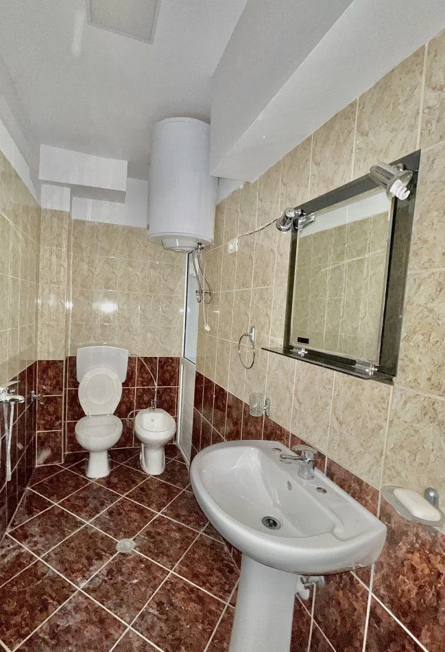 Tirane, jepet me qera apartament 2+1 Kati 3, 85 m² 600 € (Ish Parku Autobuzave)