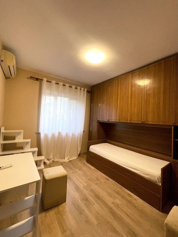 Tirane, jepet me qera apartament 2+1 Kati 3, 85 m² 600 € (Ish Parku Autobuzave)
