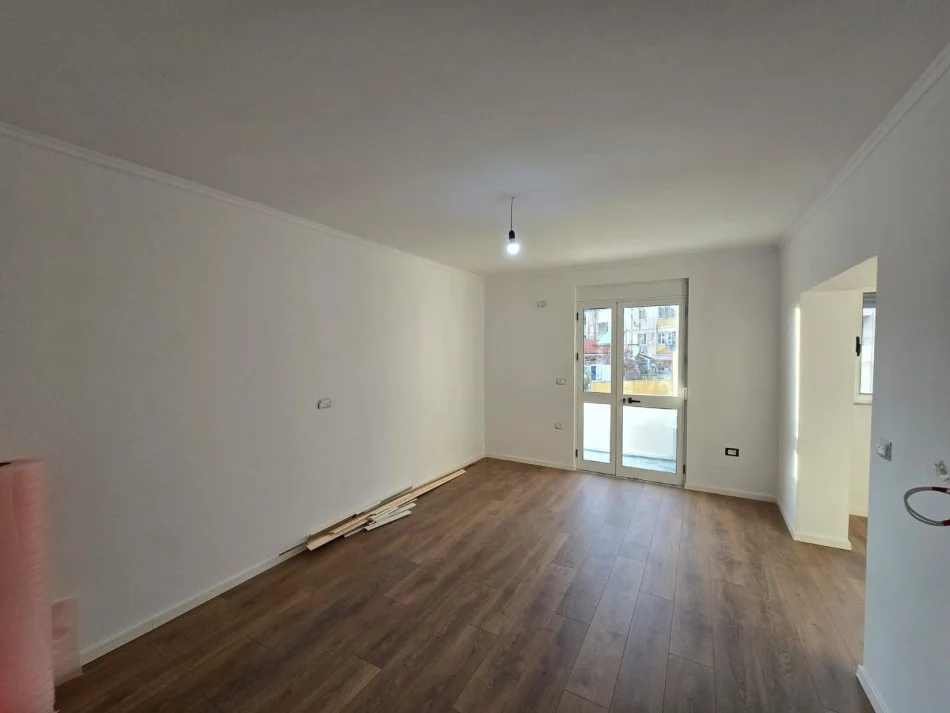 Tirane, shitet apartament 2+1+Ballkon Kati 4, 77 m² 155.000 € (ali demi)