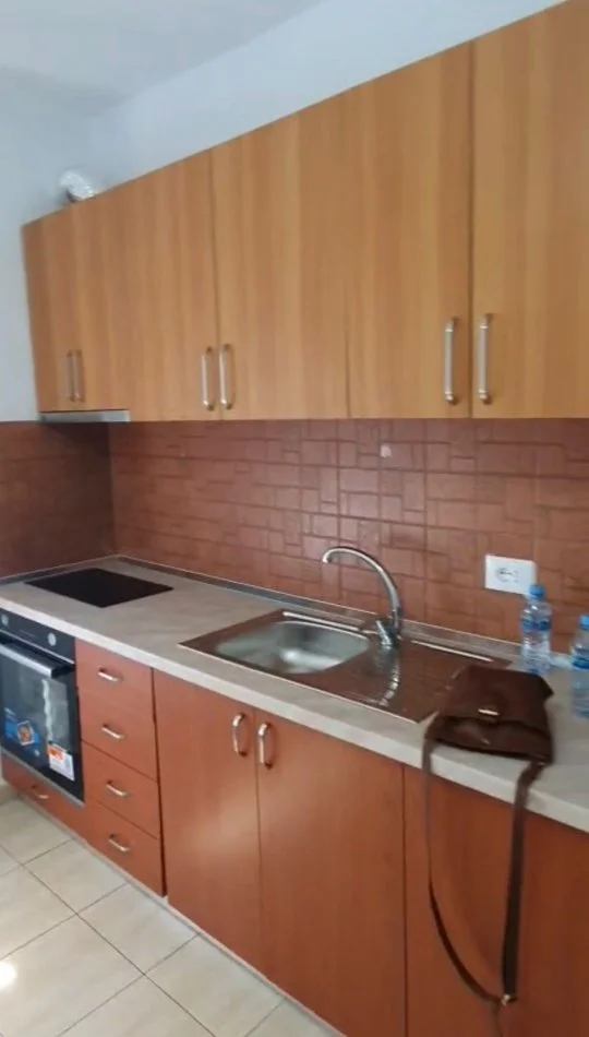 Tirane, jepet me qera apartament 2+1 Kati 3, 80 m² 550 € (Rr.Mine Peza)