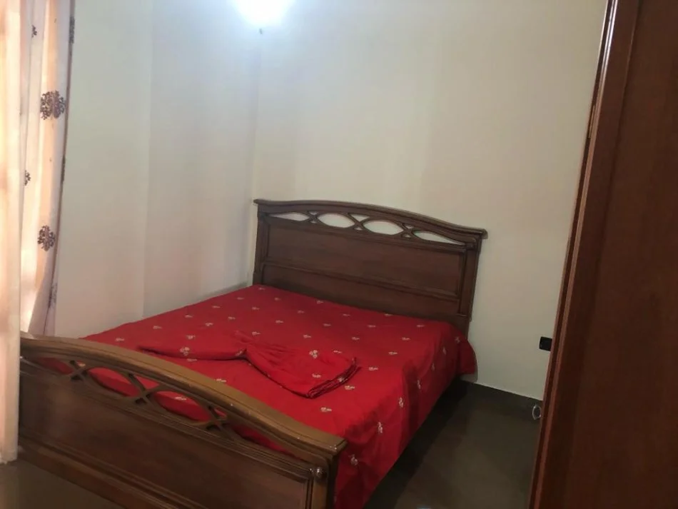 Midis Rruges se Dibres dhe Medreses Tirane, jepet me qera apartament 2+1 Kati 5, 100 m² 600 €