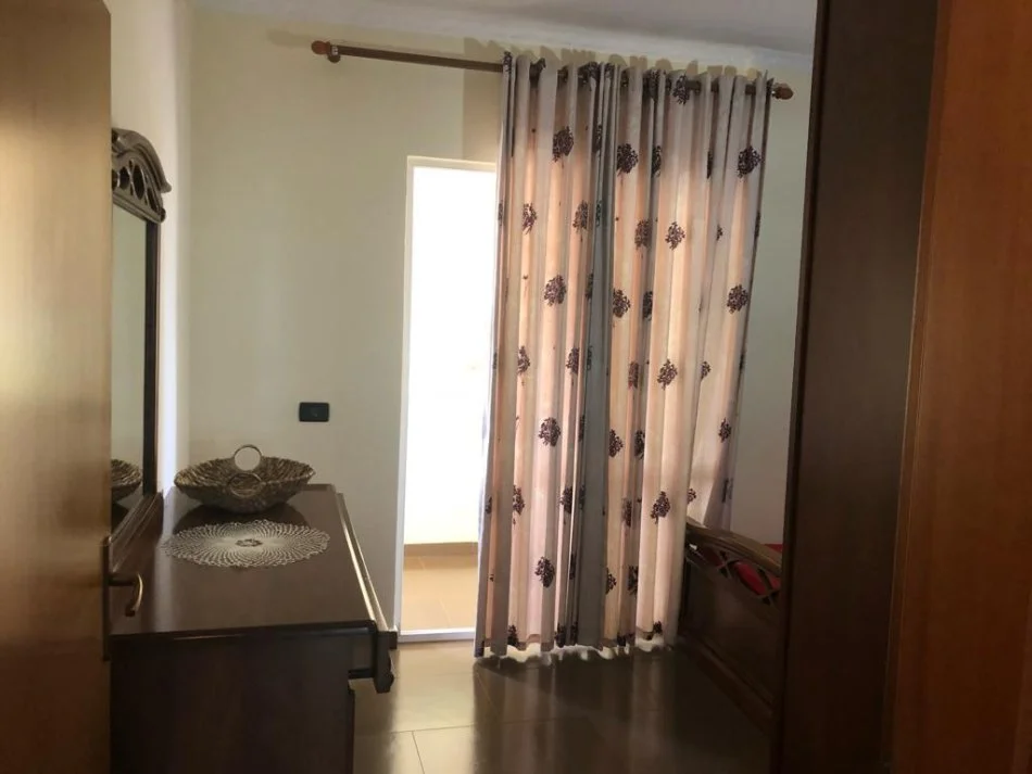 Midis Rruges se Dibres dhe Medreses Tirane, jepet me qera apartament 2+1 Kati 5, 100 m² 600 €