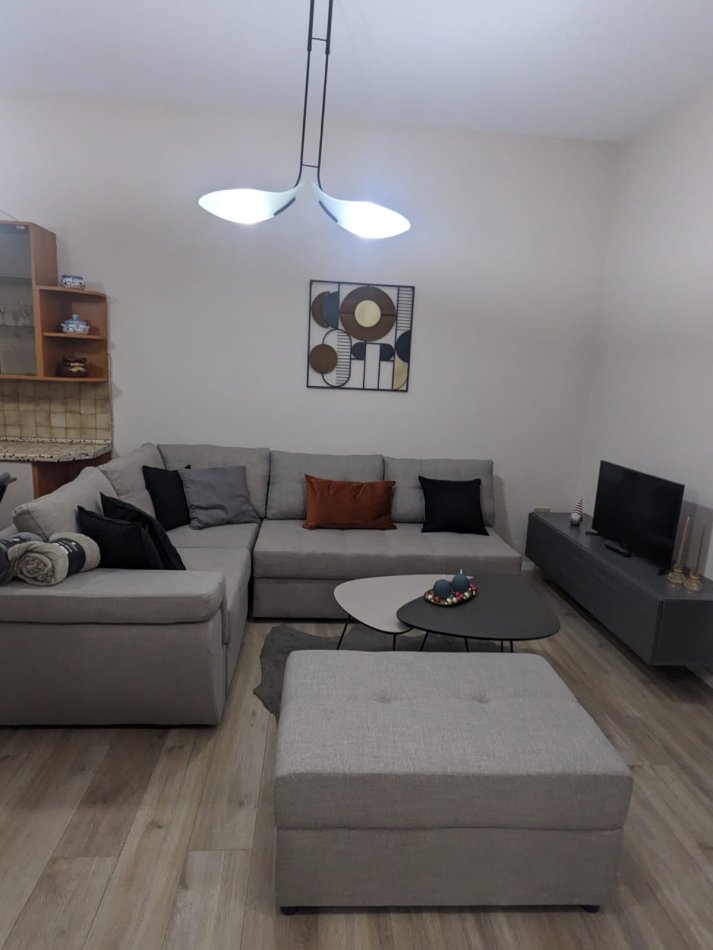 Tirane, jepet me qera apartament 2+1+Ballkon Kati 3, 76 m² 600 € (Bulevardi Bajram Curri)