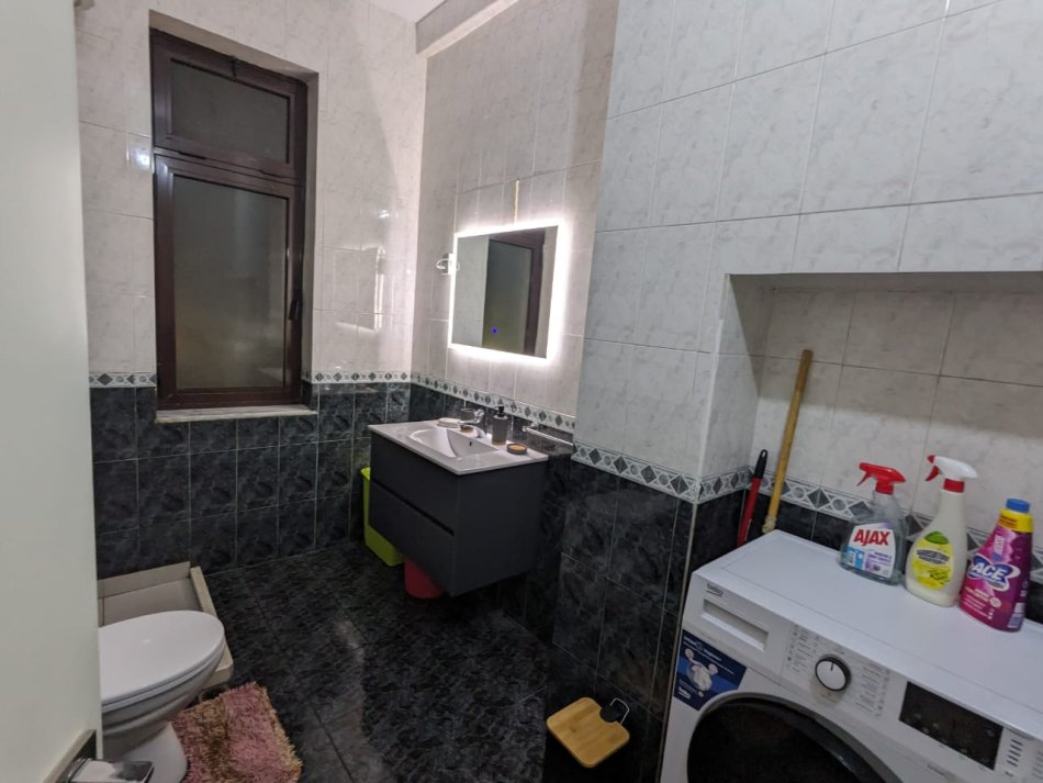 Tirane, jepet me qera apartament 2+1+Ballkon Kati 3, 76 m² 600 € (Bulevardi Bajram Curri)