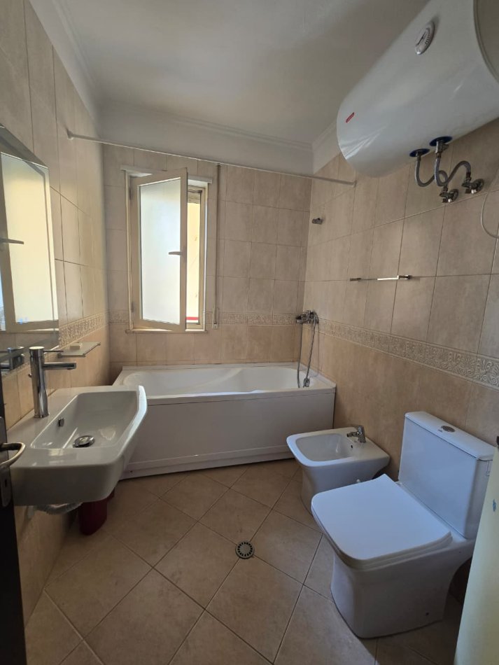 Tirane, jepet me qera apartament 2+1+Ballkon Kati 5, 100 m² 900 € (Prane Juridikut)