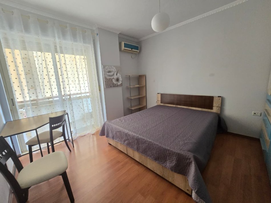 Tirane, jepet me qera apartament 2+1+Ballkon Kati 5, 100 m² 900 € (Prane Juridikut)