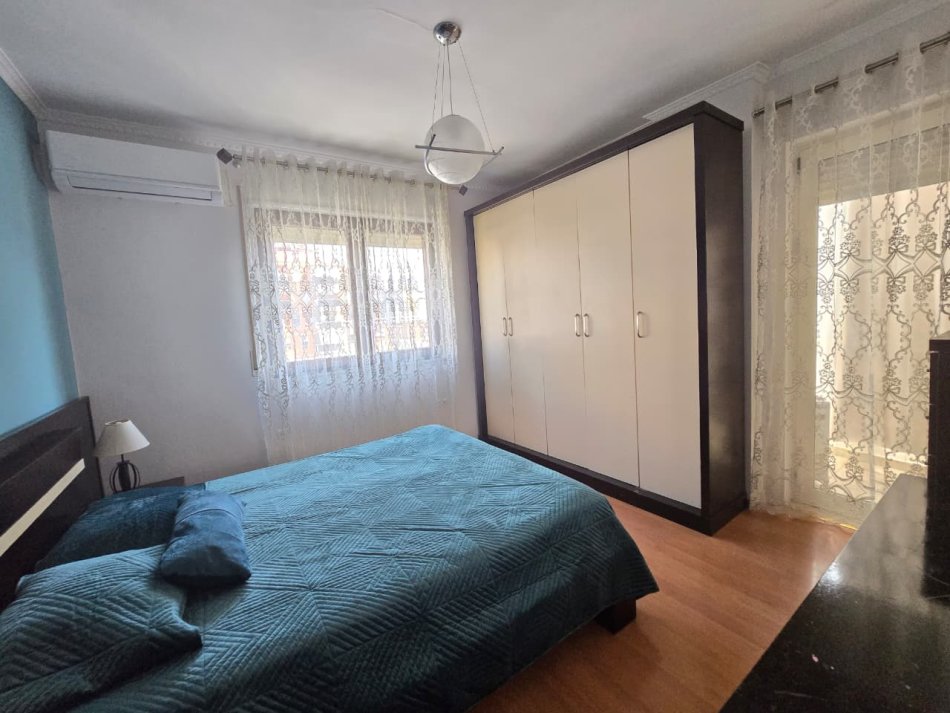 Tirane, jepet me qera apartament 2+1+Ballkon Kati 5, 100 m² 900 € (Prane Juridikut)