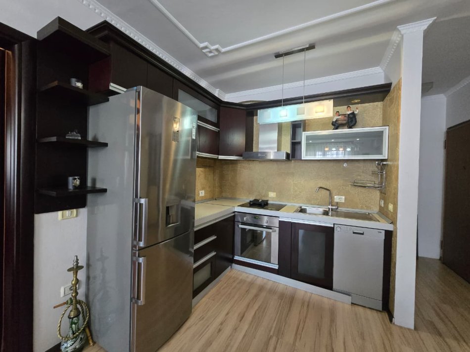 Tirane, jepet me qera apartament 2+1+Ballkon Kati 5, 100 m² 900 € (Prane Juridikut)