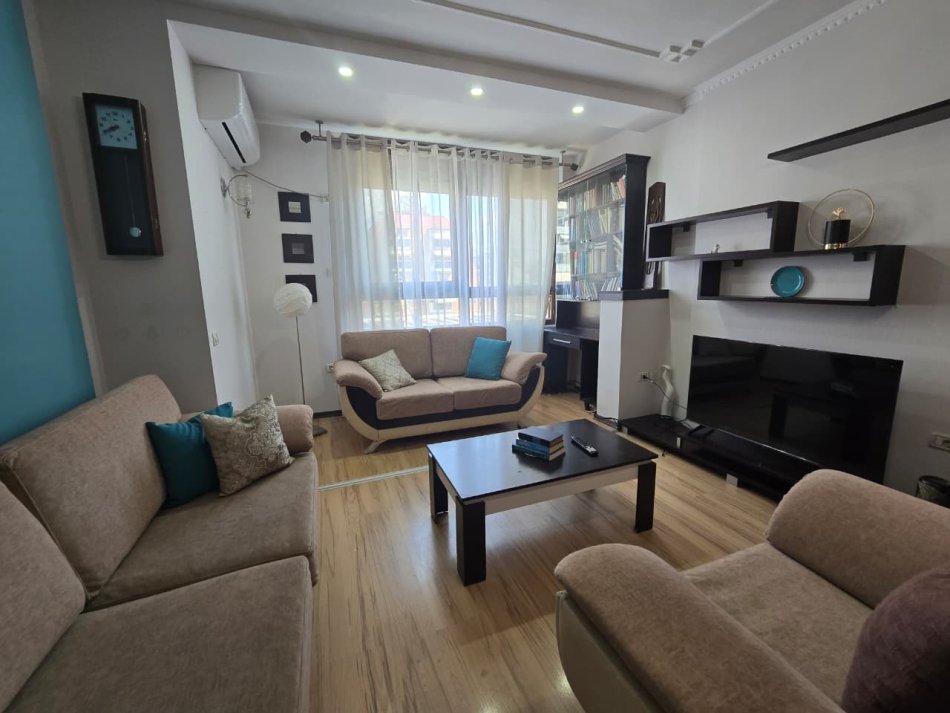 Tirane, jepet me qera apartament 2+1+Ballkon Kati 5, 100 m² 900 € (Prane Juridikut)