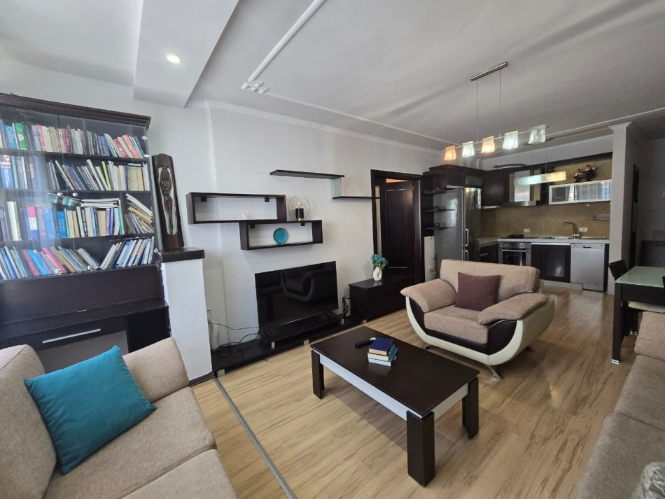 Tirane, jepet me qera apartament 2+1+Ballkon Kati 5, 100 m² 900 € (Prane Juridikut)