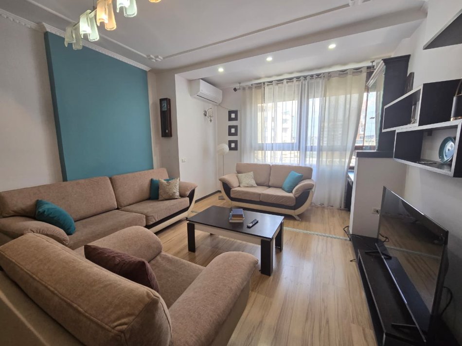 Tirane, jepet me qera apartament 2+1+Ballkon Kati 5, 100 m² 900 € (Prane Juridikut)