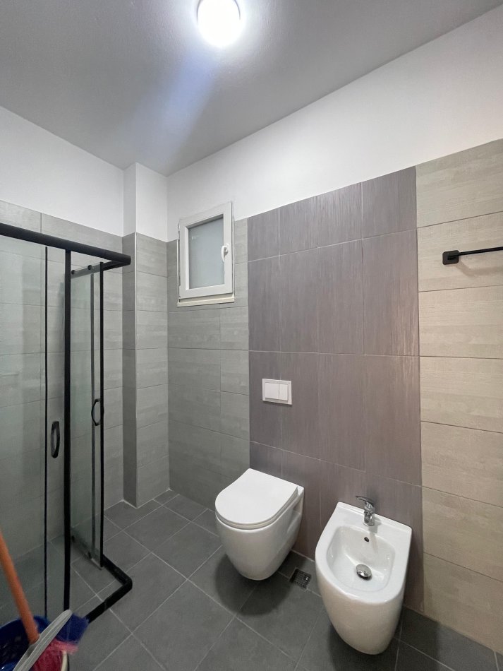 Shqiperi, jepet me qera apartament 2+1+Ballkon Kati 3, 100 m² 800 € (Don Bosko Trio Tower)