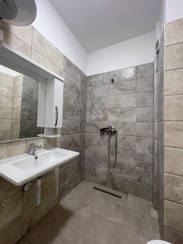 Shqiperi, jepet me qera apartament 2+1+Ballkon Kati 3, 100 m² 800 € (Don Bosko Trio Tower)