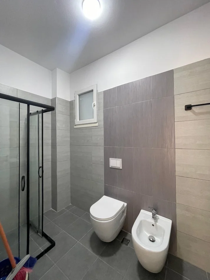 Tirane, jepet me qera Apartament 2+1+2, 700Euro, Kompleksi Trio Towers, Don Bosko