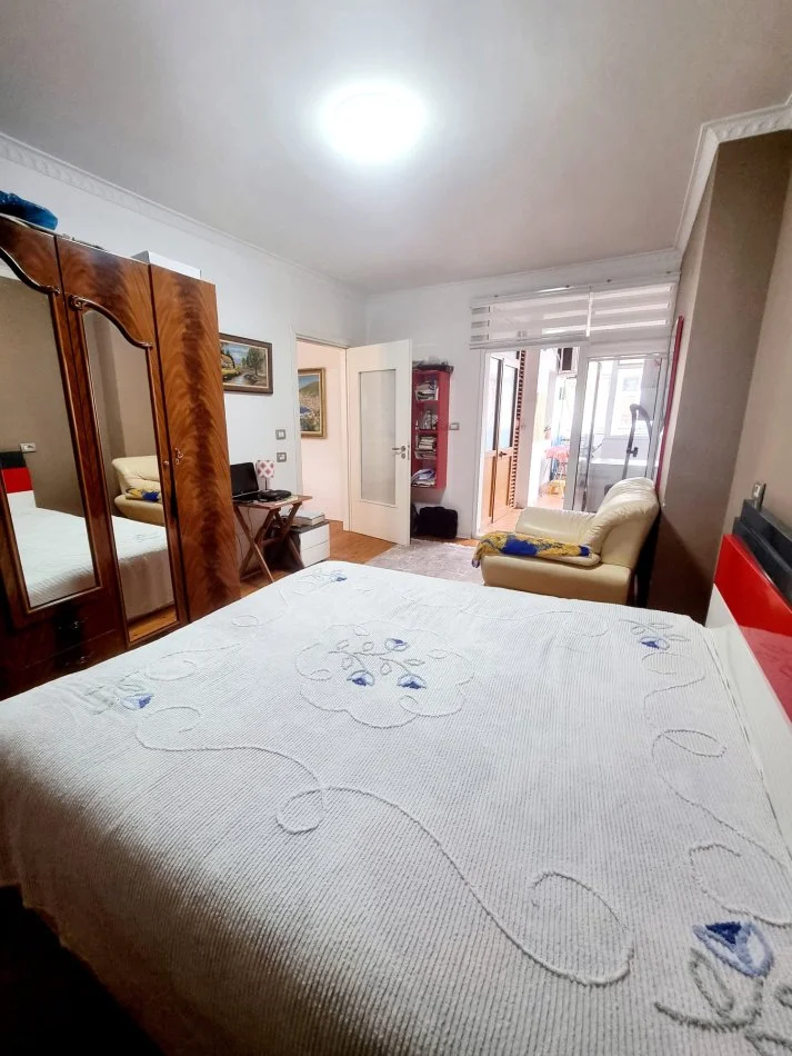 Tirane, jepet me qera apartament 2+1 Kati 3, 100 m² 700 € (Rruga Kosovareve)