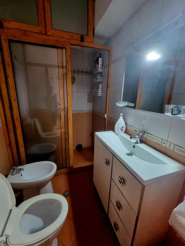 Tirane, jepet me qera apartament 2+1 Kati 3, 100 m² 700 € (Rruga Kosovareve)