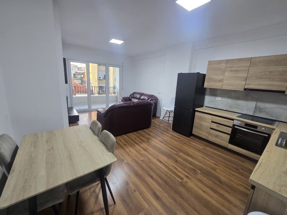 Tirane, jepet me qera apartament 1+1+Ballkon Kati 3, 70 m² 680 € (Pazari i Ri, Rruga Qemal Stafa)