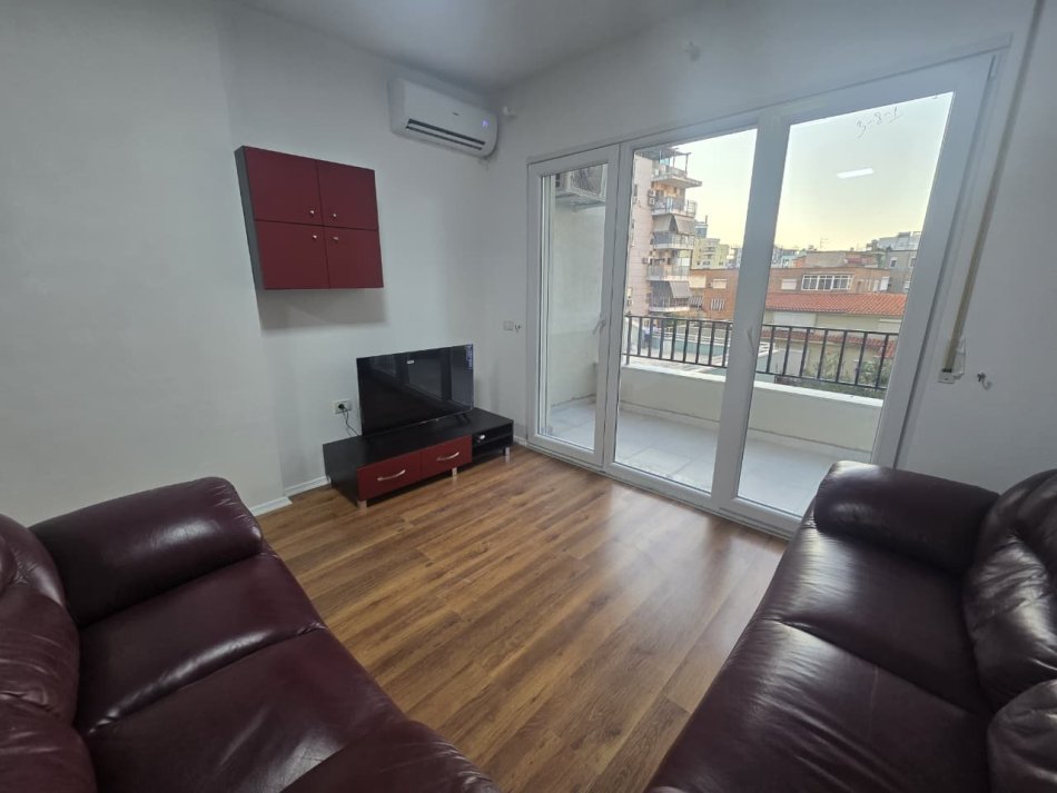 Tirane, jepet me qera apartament 1+1+Ballkon Kati 3, 70 m² 680 € (Pazari i Ri, Rruga Qemal Stafa)