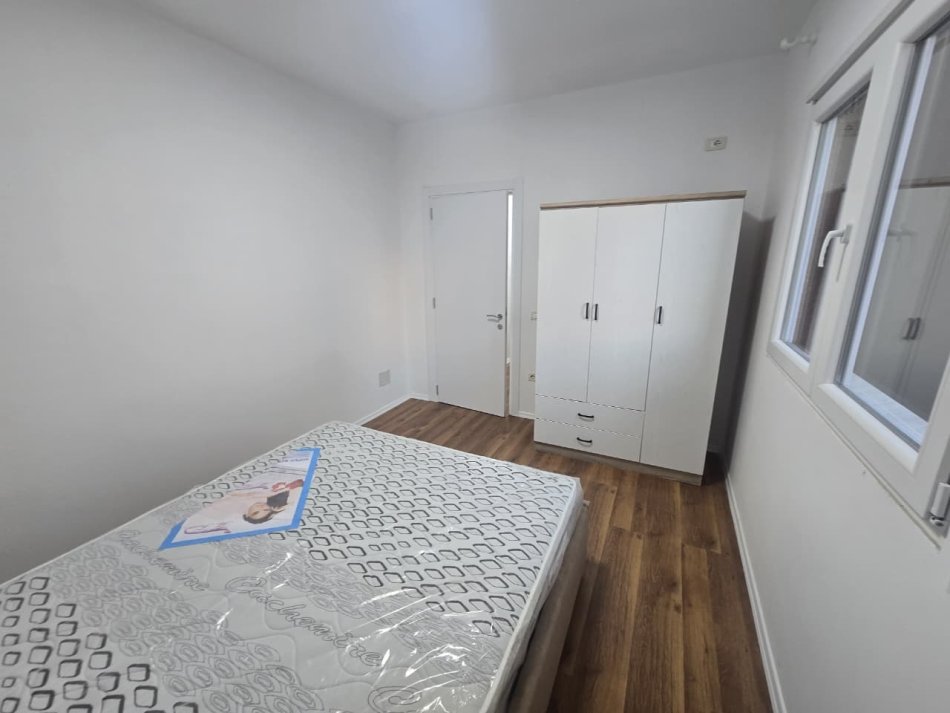 Tirane, jepet me qera apartament 1+1+Ballkon Kati 3, 70 m² 680 € (Pazari i Ri, Rruga Qemal Stafa)