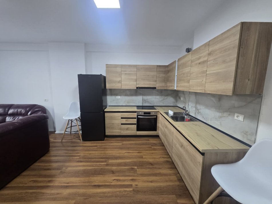 Tirane, jepet me qera apartament 1+1+Ballkon Kati 3, 70 m² 680 € (Pazari i Ri, Rruga Qemal Stafa)