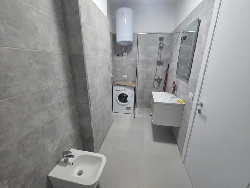 Tirane, jepet me qera apartament 1+1+Ballkon Kati 3, 70 m² 680 € (Pazari i Ri, Rruga Qemal Stafa)