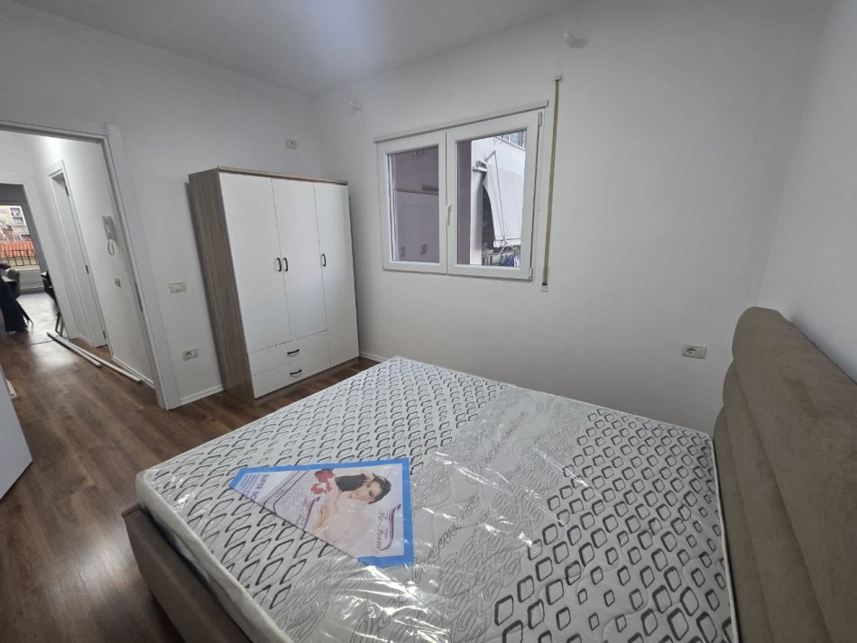 Tirane, jepet me qera apartament 1+1+Ballkon Kati 3, 70 m² 680 € (Pazari i Ri, Rruga Qemal Stafa)