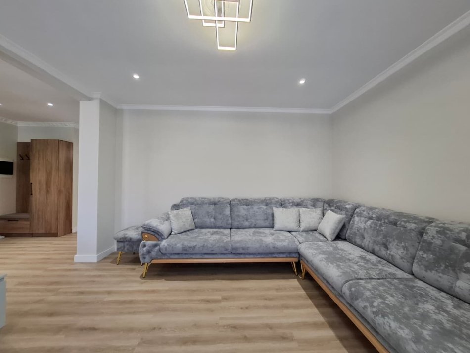 Tirane, jepet me qera apartament 2+1+Ballkon Kati 2, 140 m² 600 € (Rruga e elbasanit fakulteti ekonomik)