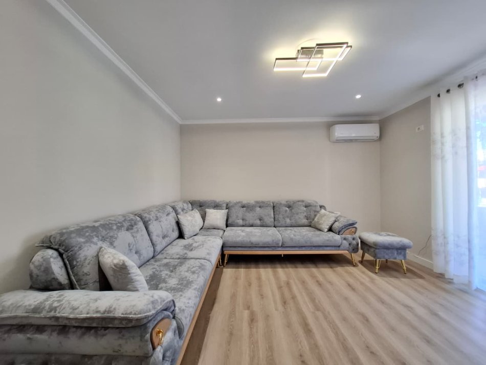 Tirane, jepet me qera apartament 2+1+Ballkon Kati 2, 140 m² 600 € (Rruga e elbasanit fakulteti ekonomik)