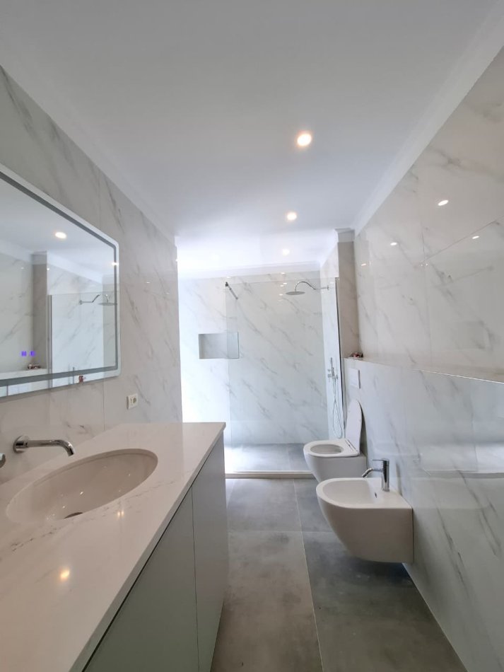 Tirane, jepet me qera apartament 2+1+Ballkon Kati 2, 140 m² 600 € (Rruga e elbasanit fakulteti ekonomik)